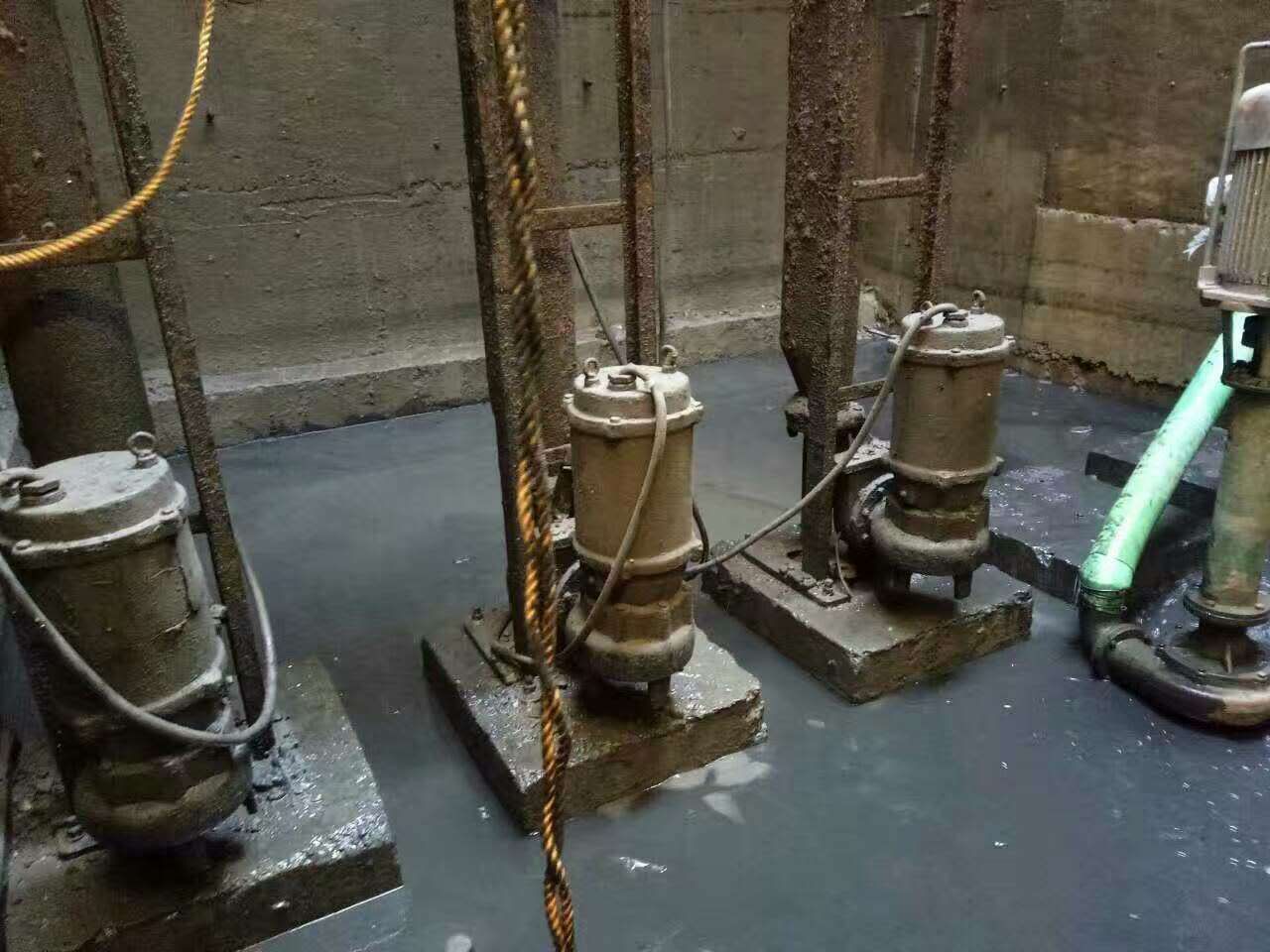 界首污水池清理